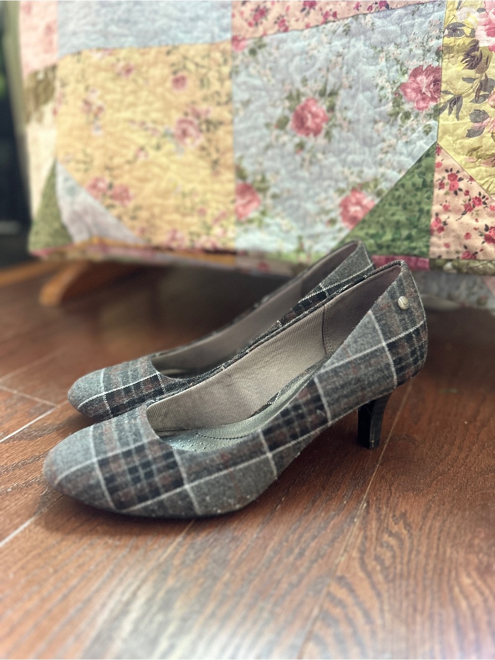 LifeStride Plaid Gray and Black Mid Heel Pumps